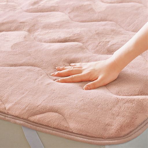 ピンク<br>ミンク調のなめらかな毛足は、ずっと撫でていたくなるほどの気持ちよさ。