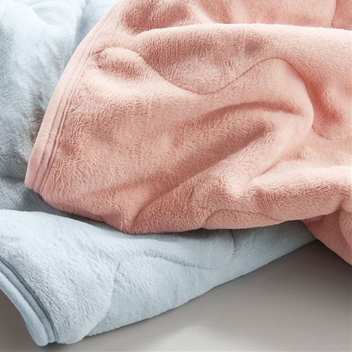 (上から) ピンク・ブルー<br>みっしり繊維がつまって空気をためこむからあたたか。