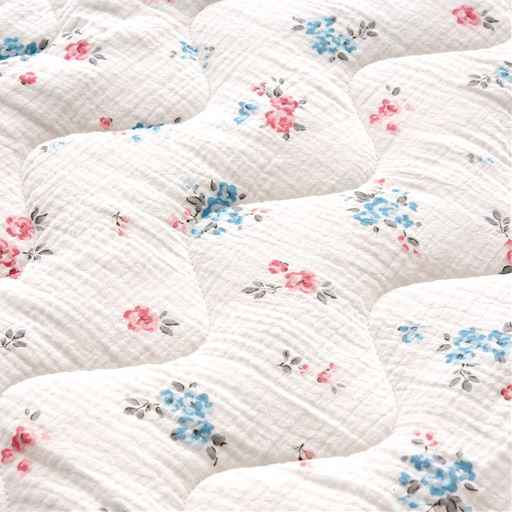 生地拡大(ピンク)<br>使い始めから肌なじみをよくするために、洗いをかけたこだわりの仕様。