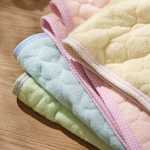 (上から) ピンク・アイボリー・ブルー・グリーン