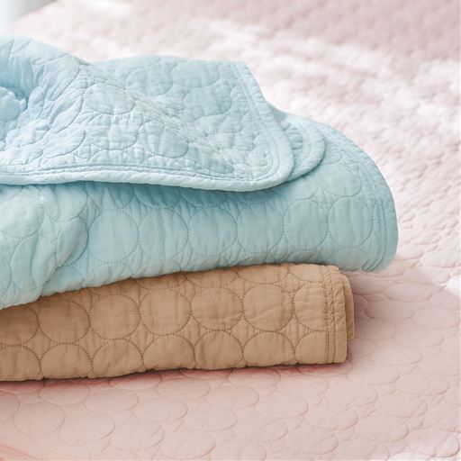 (上から)グレイッシュブルー・ベージュ・ピンク<br>洗えば洗うほどやわらかさとボリューム感がアップ。