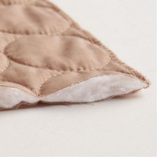 中わたには吸水性に優れた脱脂綿を使用し、汗をスーッと吸ってムレにくく快適。