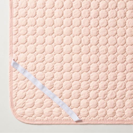 裏側は四隅強化ゴム仕様でズレにくく、セットも簡単。