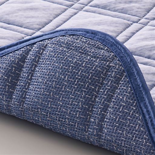 裏面はこもった熱気を逃がすカラーメッシュ素材。