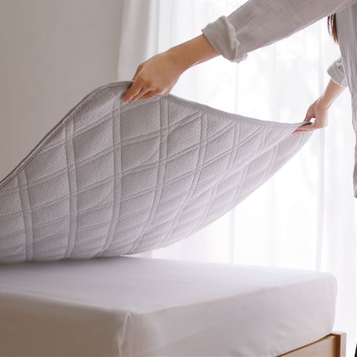 ピタッと装着! 裏側はすべりにくい加工を施したメッシュ素材。シーツの取り替えも簡単です。