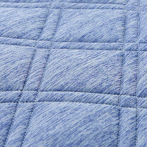 生地拡大(ネイビー)<br>中わた入りのキルトでふんわり心地いい。