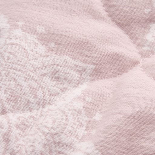 生地拡大(ピンク)<br>起毛がやさしく触れて、布団に入った時からふわっとあたたかい。