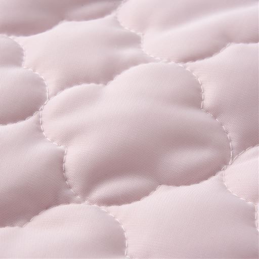 生地拡大(ピンク)<br>かわいいクローバー型のキルト。なめらかな肌ざわりの速乾生地はサラッと快適!