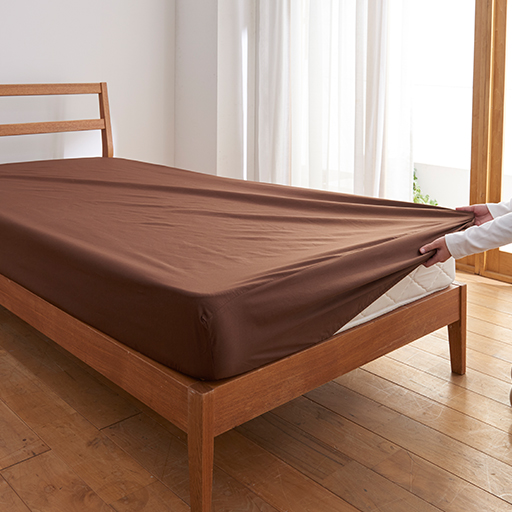 マットレスのサイドまでスッキリ。シーツを折りこむ手間がないので簡単にセットできます。