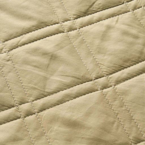 オリーブグリーン