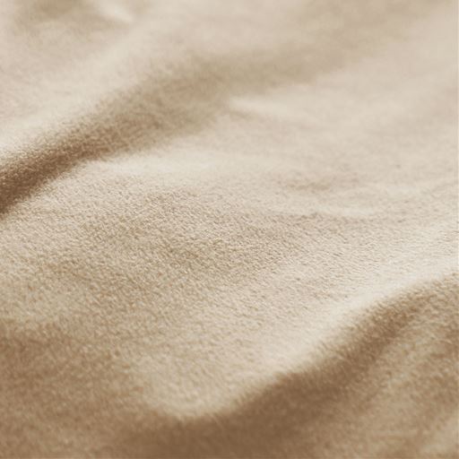 生地拡大(オークベージュ)<br>細かな繊維を起毛した、やわらかなマイクロフリース素材。