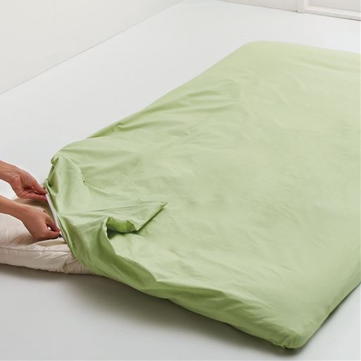 フィットタイプのシーツなので敷き布団に折りこむ手間がなく、簡単にセットできます。