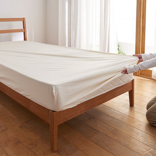 マットレスに折りこむ手間がなく、簡単にセットできます。