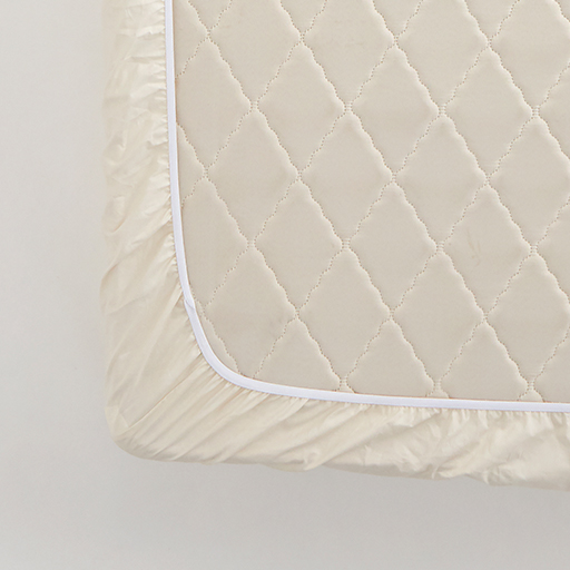 裏側は全周ゴム仕様で、もたつきが少なくキレイにフィット。ズレにくく着脱も簡単です。