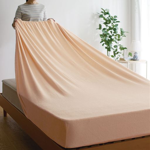 アイボリホワイト<br>伸縮する生地だから、シワになりにくくきれいにぴったりフィット。