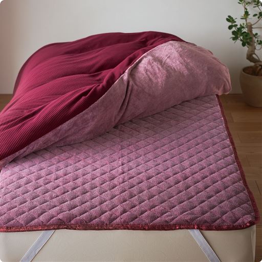 ワイン系<br>吸湿発熱素材「スマートヒート®」を使用したパッドシーツです。