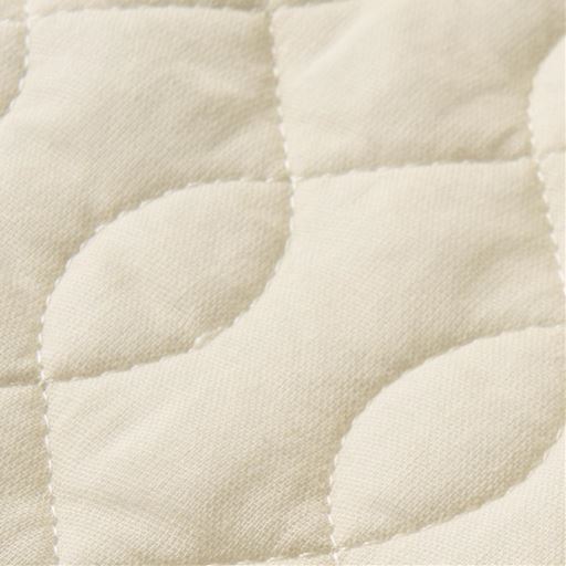 生地拡大(アイボリー)<br>汗を吸ってもベタつきにくく、やさしい肌ざわり。