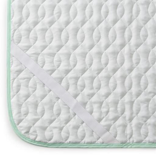 裏側の四隅に耐久性の高いゴムを使用。ズレにくく、セットも簡単です。