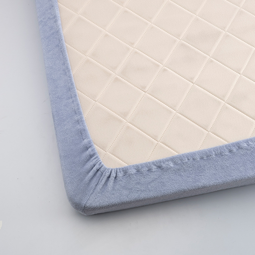 裏側は全周ゴム仕様でズレにくく、着脱も簡単です。