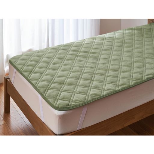 グレイッシュグリーン<br>パチパチしない、なめらかな綿ベロアで、季節の変わり目も心地よく。