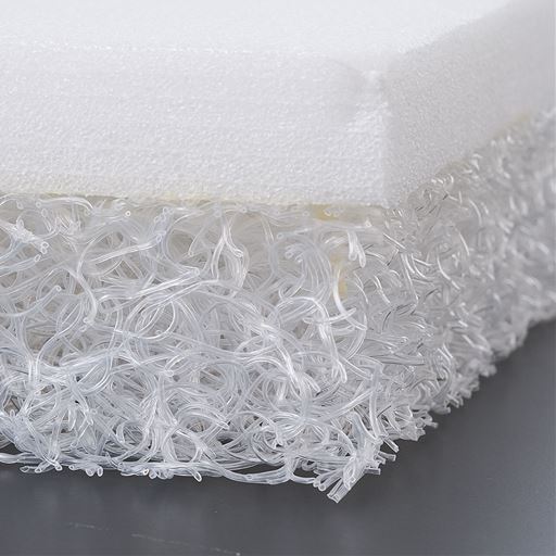 中材は高反発ファイバー樹脂で薄型なのによく跳ねる!