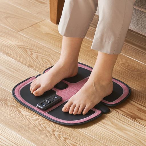 足指から太ももまで、のせるだけの簡単筋トレ! EMS運動機器 Calfoot(カルフット)アシストステップパッドです。