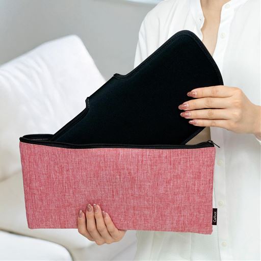 コンパクトにたたんで専用ポーチに。持ち運びもラクラクです。