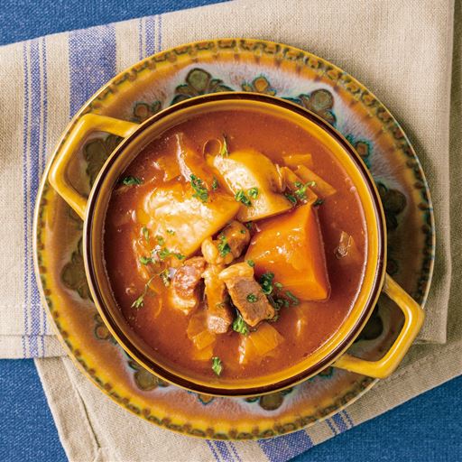 ボルシチとは肉・野菜・ビーツなどを長時間煮込んだ東ヨーロッパ伝統の家庭料理です。<br>※写真はイメージです。