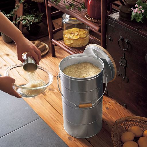 耐久性・耐浸食性に優れたトタンでお米を保存! ひのき蓋のトタン製ライスストッカーです。フタを掛けられるフック付きでお米の出し入れもスムーズ。