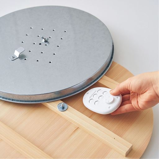 フタ裏には防虫剤を入れられます。