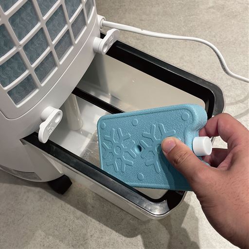 給水タンクに凍らせた付属の保冷タンクを加えれば、よりいっそう涼しく。