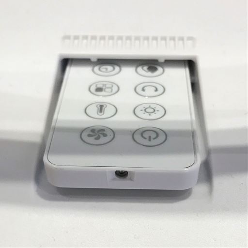 リモコンは使わないときは本体にしまえます。