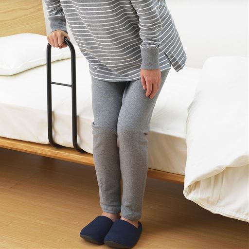ベッドでの寝起きの補助に! 簡単取り付けの立ち上がりアシスト手すり「つかまり君」です。