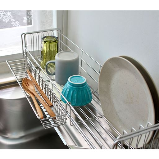 カトラリーや水筒のパッキンなど小物を入れるのに便利な小物ポケット付き。