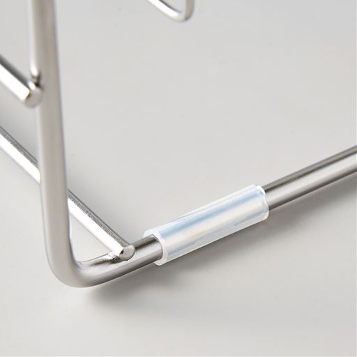 伸縮してもずれにくいように、底ワイヤーには滑り止め用のシリコーンゴムを付けています。