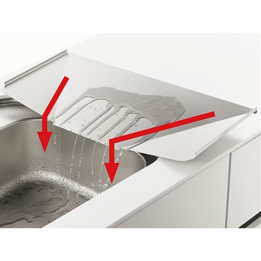 水が中央に集まりシンクまわりに水が漏れません。※水受け斜めトレーに伸縮機能はありません。