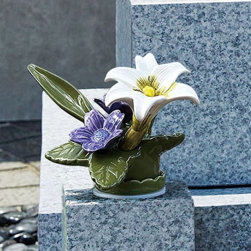 B (ユリ/ホワイト) Sサイズ<br>コンパクトサイズでも墓塔をグッと引き立てます。