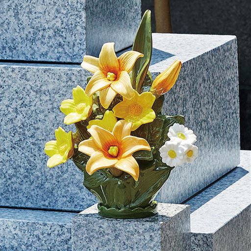 E (ユリ/イエロー) Lサイズ<br>花をいくつもあしらい、より一層目を惹きつけます。