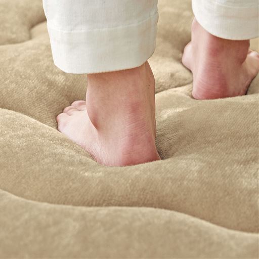 ベージュ<br>固わた入りで床付き感がなく、ふかふかの踏み心地。
