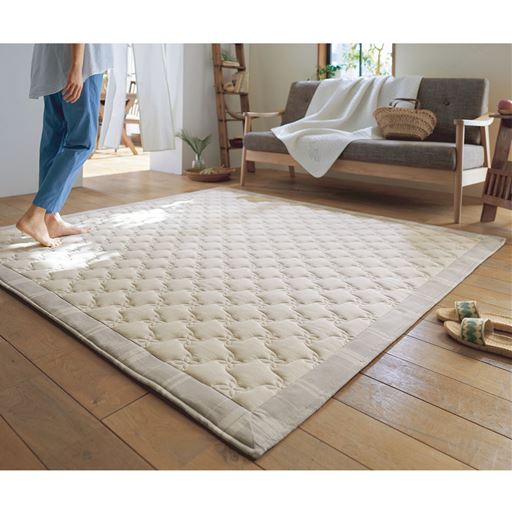 ベージュ(横185×縦185cm)<br>素足が喜ぶ、サラッとやわらかな踏み心地。