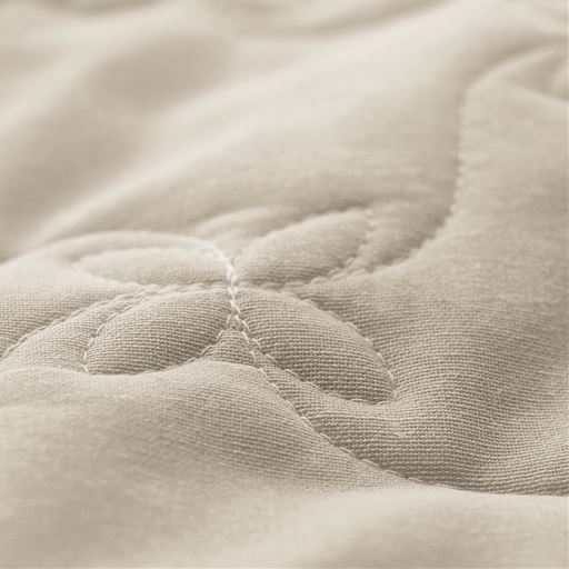 生地拡大(ベージュ)<br>綿100%のやさしい肌ざわりが特徴。おしゃれな花模様のキルティングで、中わたが片寄りにくくなっています。