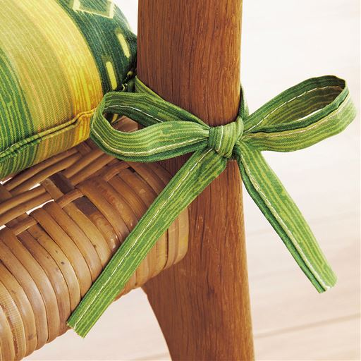 ズレないようセットできるひも付き。