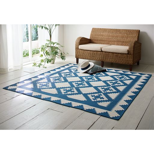 ブルー系(横176×縦176cm)<br>シンプルでおしゃれな幾何学模様がお部屋を爽やかな印象に演出します。