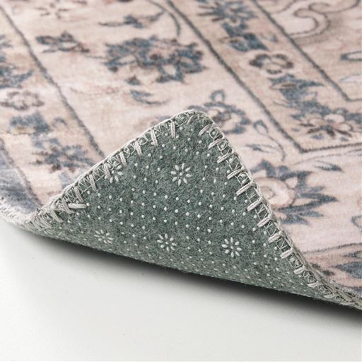 裏面はすべりにくい加工でズレにくく、掃除機がけもスムーズ。