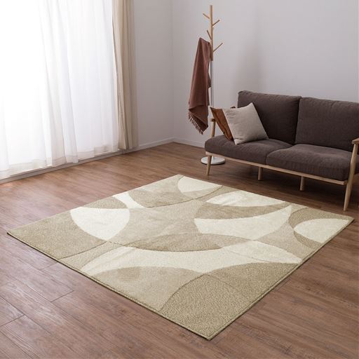 ベージュ(横190×縦190cm)<br>お部屋になじむナチュラルなカラーと立体的な幾何学模様がポイント。