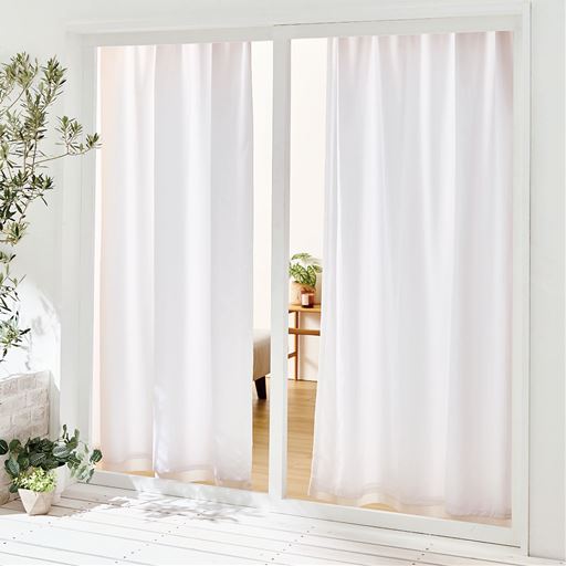 日中外から見た様子。ほぼ透けないからこれ1枚でプライバシー対策もバッチリ! <br>※室内から外の景色もほぼ見えません。