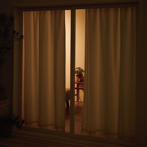 夜間外から見た様子。厚手のカーテンを閉めなくても夜までしっかり目隠し。<br>※室内から外の景色もほぼ見えません。