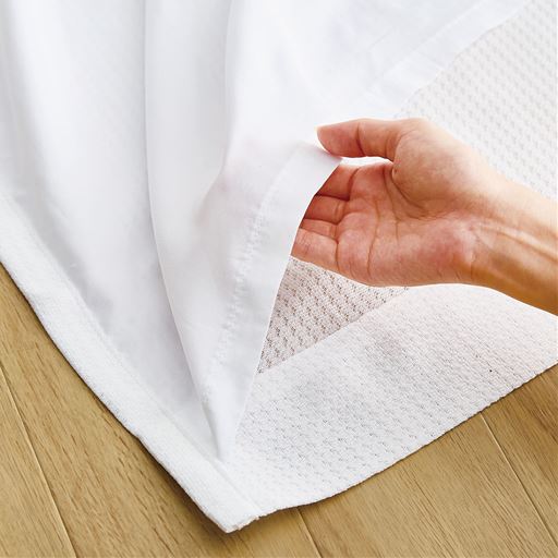 2枚のレースの間に空気層が生まれることで、冷気や熱気の侵入を防ぎます。