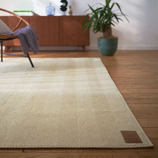 ベージュ(横240×縦190cm)<br>シンプルなデザインでインテリアにも合わせやすい、ふっくらヘリンボーンラグです。