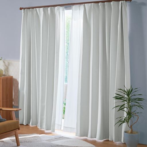 ホワイト<br>白いカーテンは壁ともなじみよくお部屋を広く明るい印象に。